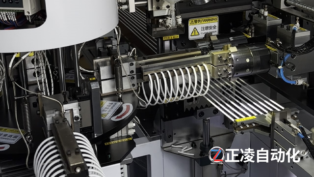 日產(chǎn)8.6萬(wàn)條密封圈，需要多少工人？正凌全自動(dòng)密封圈粘接機(jī)的答案是：1個(gè)人！